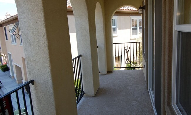 Building Photo - Upgraded 2 bedroom/ 2 bath in the heart of...
