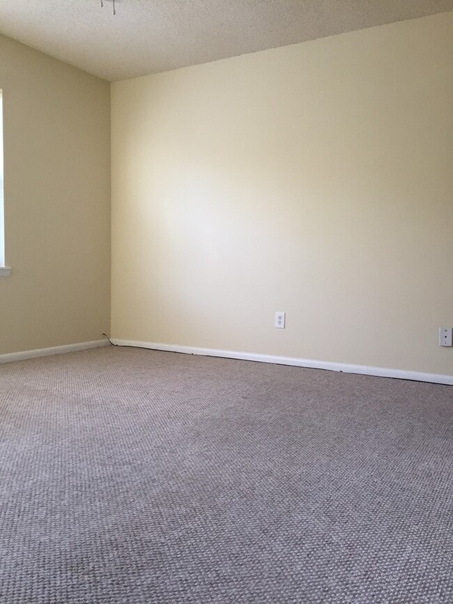 Building Photo - 2 Bed 1.5 Bath two story condo.