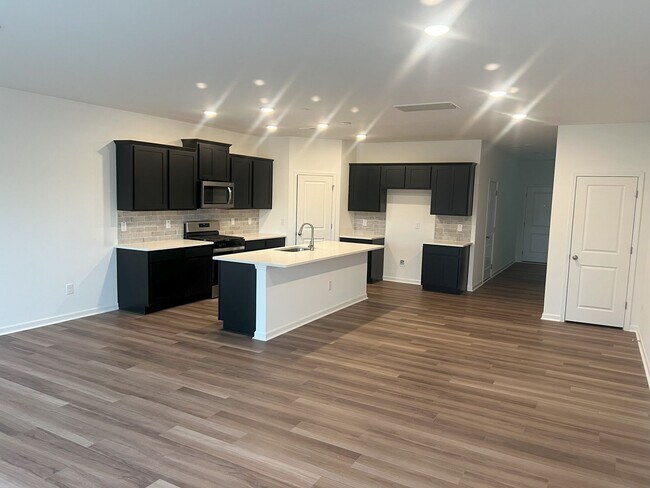 Building Photo - Bright & Modern 3-Bedroom Townhome in a Prime Triangle Location!