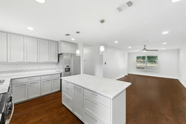 Building Photo - 1110 W Oltorf St