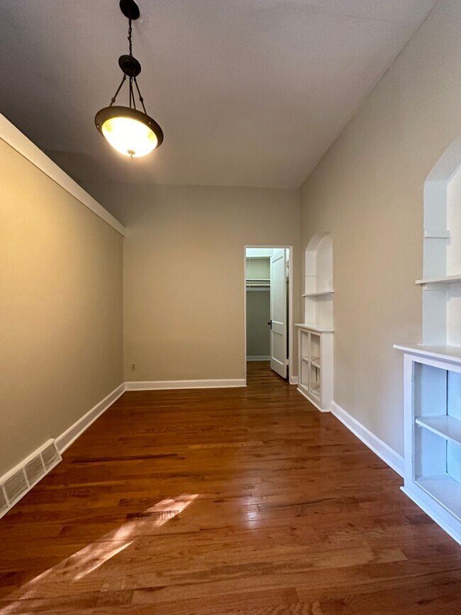 Building Photo - 1 & 2 Bedrooms-Brady St - Heat & Electricity Included