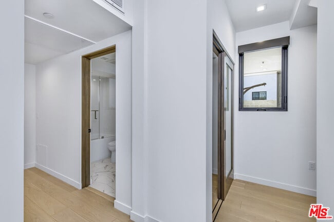 Building Photo - 2019 Barry Ave