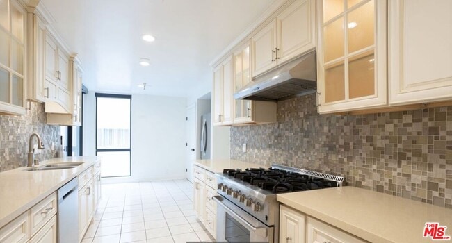 Building Photo - 324 N Palm Dr