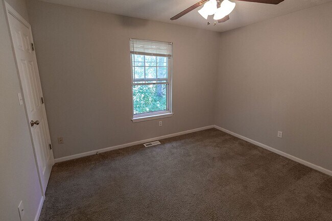 Building Photo - 5567-5569 Pinehurst Ln.