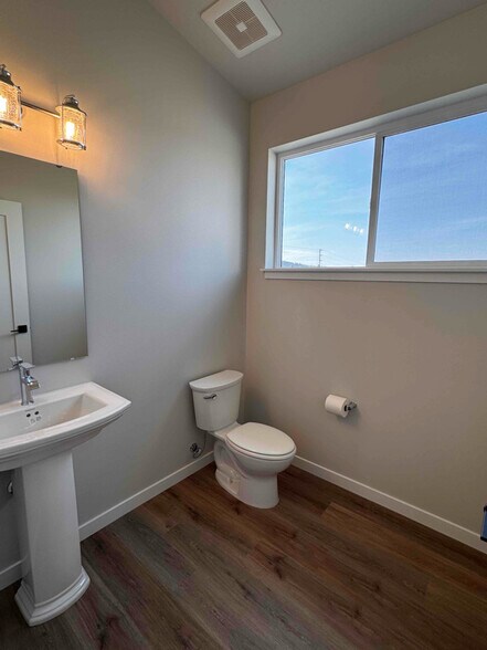 Building Photo - 896 E RR Ave