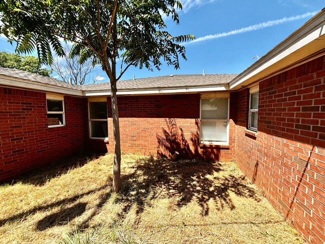 Building Photo - 3 bedroom, 2 bathroom duplex