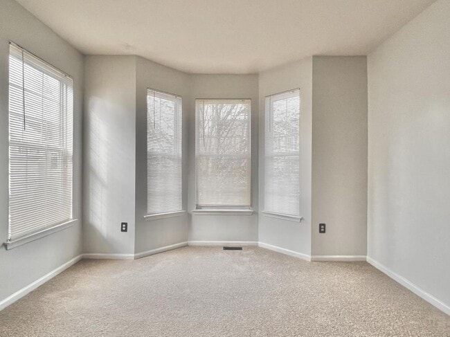 Building Photo - 211 Hawthorne Way