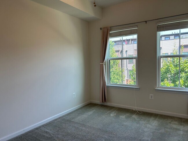 Building Photo - 4 level townhome in Westmoore ready for mo...
