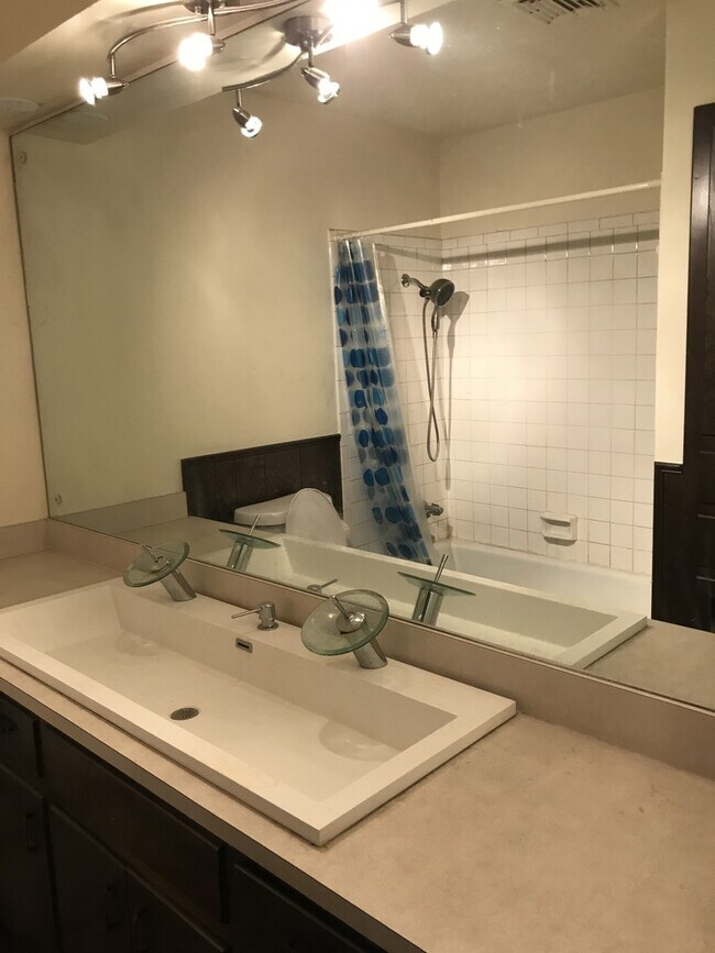 Building Photo - Beautiful 3 bed home for rent in Midwest C...