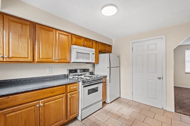Building Photo - AVAILABLE FOR AUGUST 7TH!! Don't miss this FANTASTIC 1-bedroom in Penn Hills!