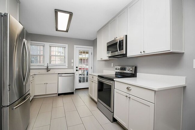 Building Photo - Charming 3BD/2BA Duplex in Dilworth!