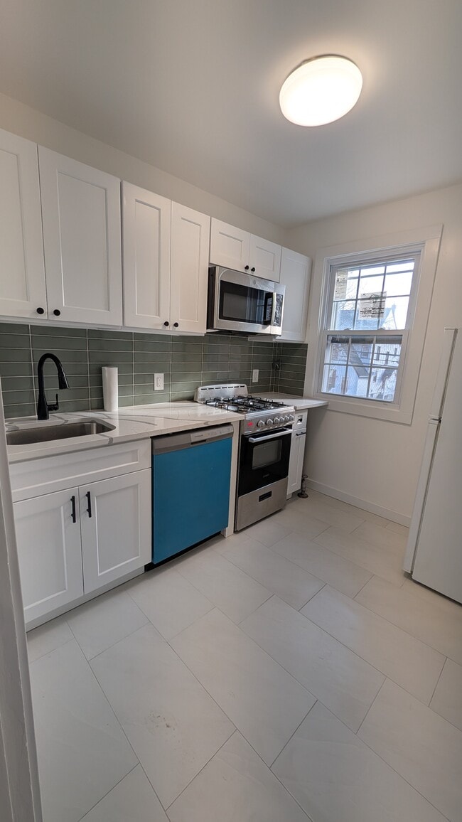 Building Photo - 147 Locust St