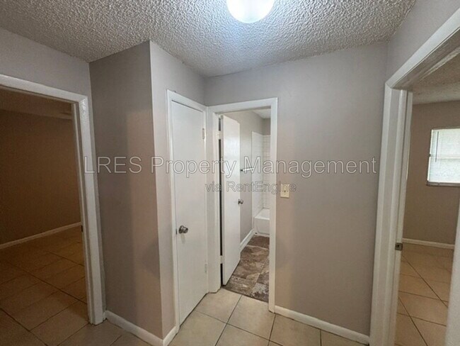 Building Photo - 1020 S Bay Ave