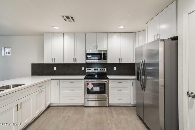 Building Photo - 8337 W Hughes Dr