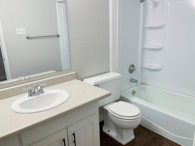 Building Photo - 2 Bed Townhouse with Garage! Convenient Lo...