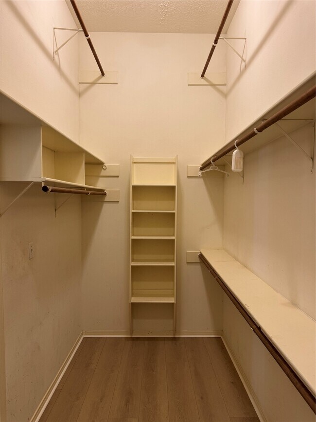 Building Photo - 120 Hiwon Dr