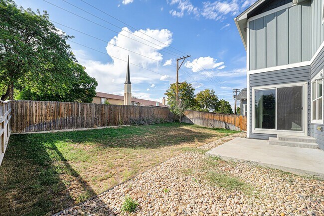 Building Photo - Bright & Spacious 3-Bedroom Home on a Corn...