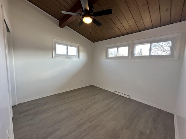 Building Photo - 3032 N Rockton Ave