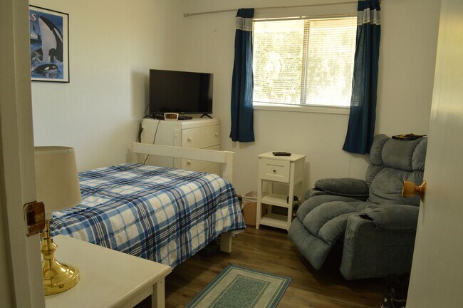 Building Photo - Fully Furnished Short Term Rental