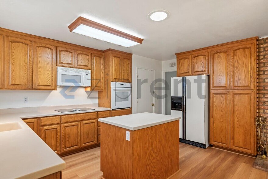 Building Photo - 5063 Maitland Dr