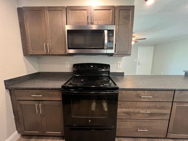 Building Photo - $1,695 ** Annual ** Available 6/1/26 ** Recently Upgraded **3 Bedroom / 2 Bath * Port Charlotte