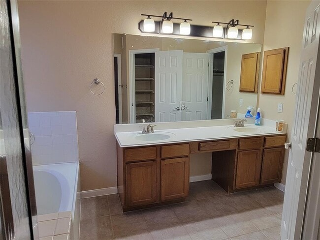 Building Photo - 2100 Pipers Field Dr