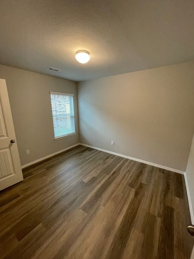Building Photo - 727 Long Cedar Dr