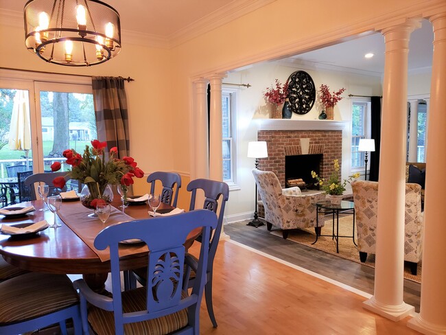 Building Photo - W280N1690 Golf View Dr