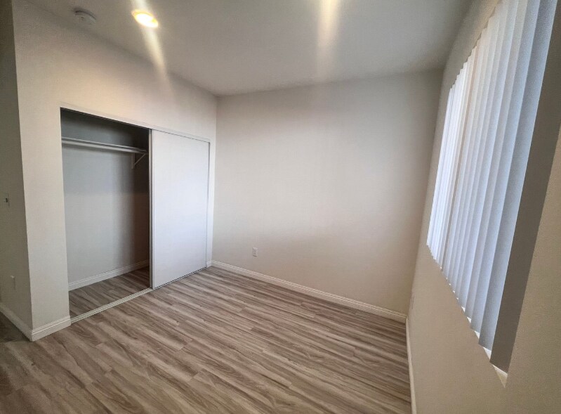 Building Photo - 6829 Simpson Ave