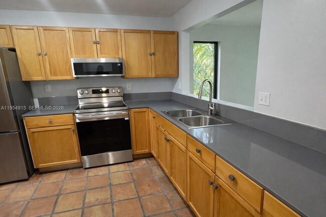 Building Photo - 980 NW N River Dr