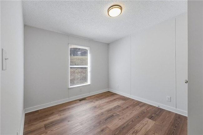 Building Photo - 190 Chivalry Ln