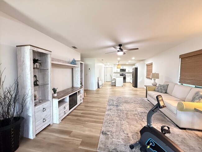 Building Photo - IMG Golf Course 2/2 Condo at Valencia Gard...