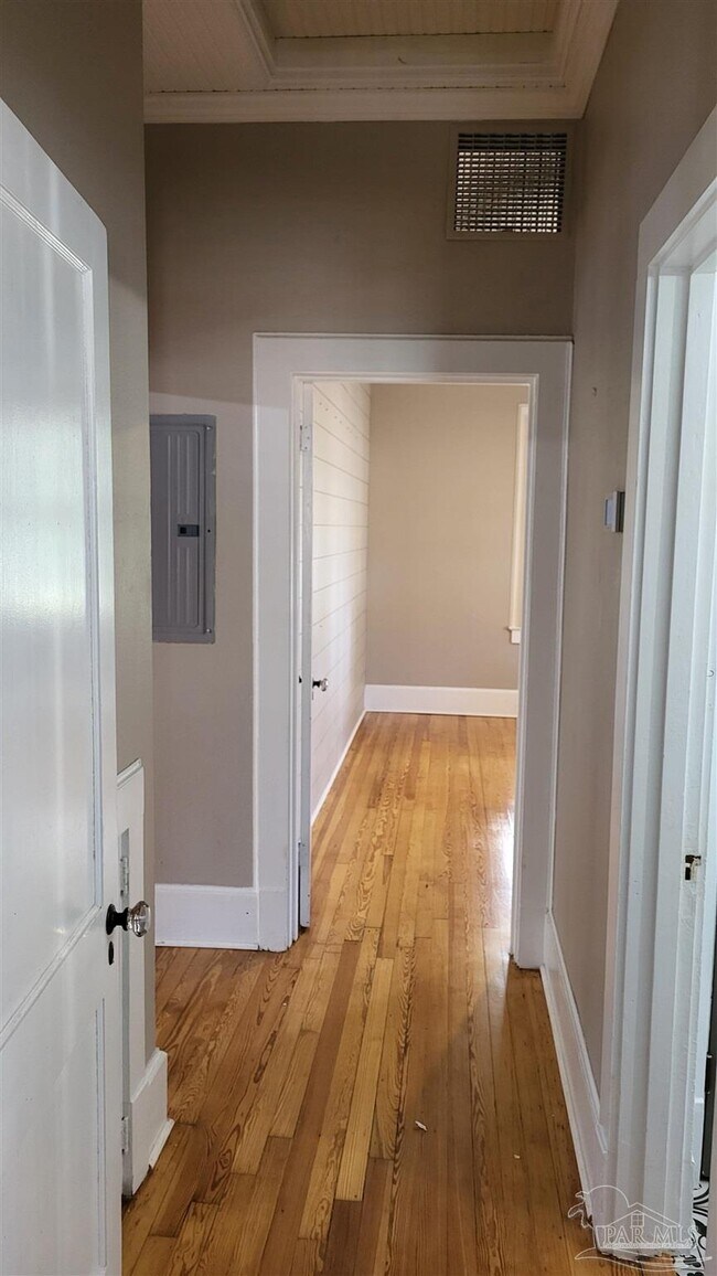 Building Photo - 1800 E Lloyd St