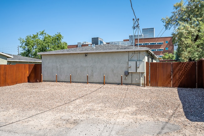 Building Photo - 836 E 6th St