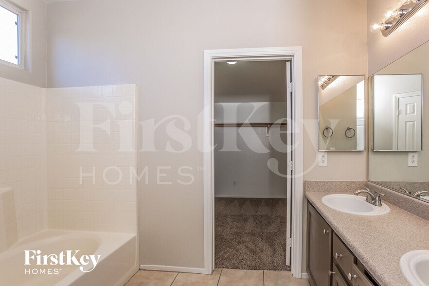 Building Photo - 9360 Willow Meadow Ct