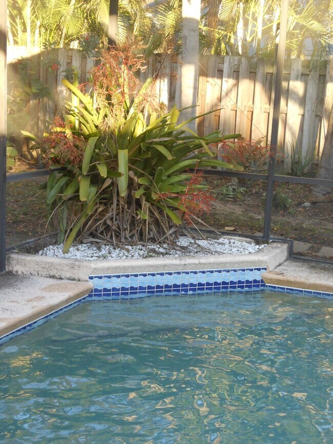 Building Photo - CHARMING 2 BEDROOM POOL HOME IN THE HEART OF JENSEN BEACH