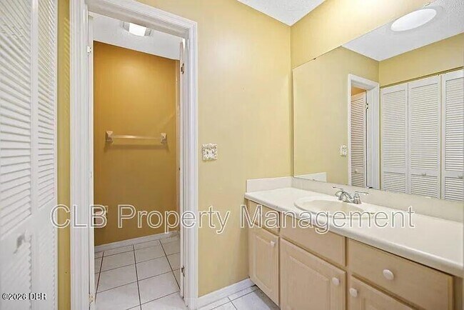 Building Photo - 6177 Sequoia Dr