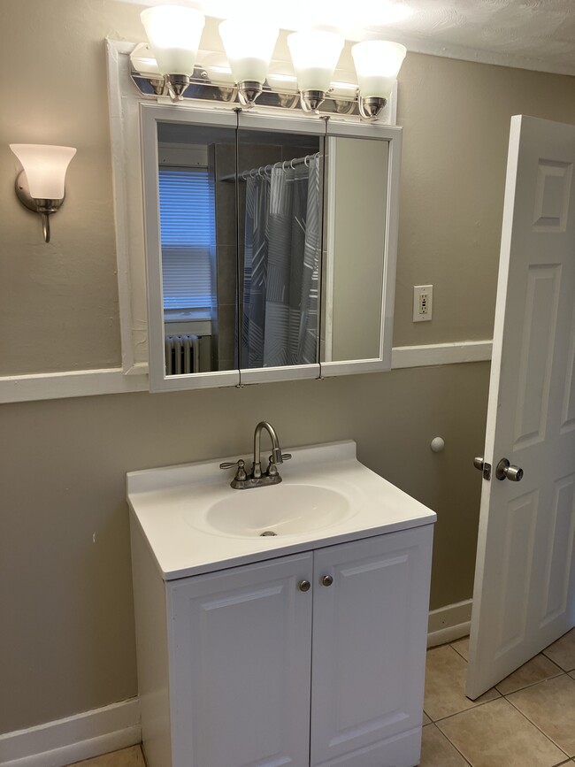 Building Photo - 607 E Farnum Ave