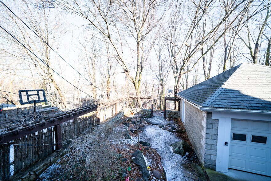 Building Photo - 202 Calumet St