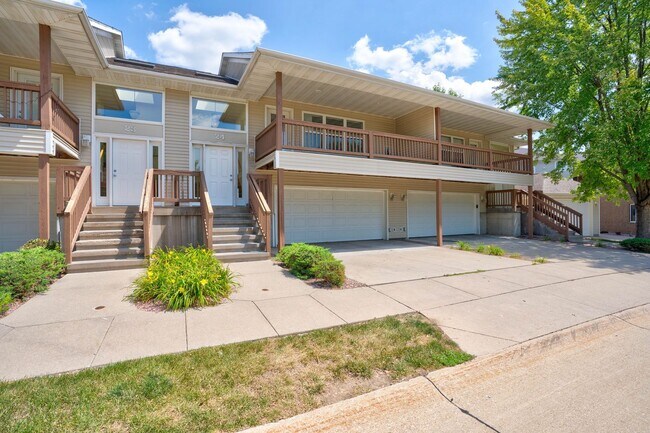 Building Photo - Woodridge Estates Townhomes