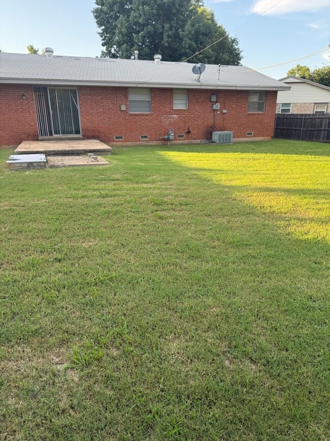 Building Photo - For Rent - Charming 3 bedroom home in Yukon!