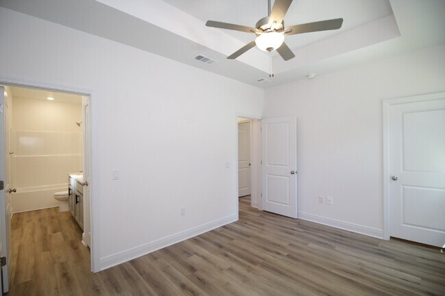 Building Photo - Modern 3-Bedroom Home with Granite Counter...