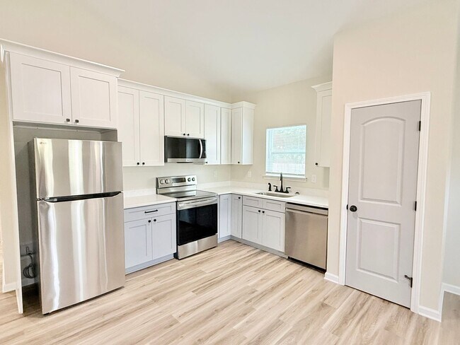 Building Photo - Modern 2-Bedroom Duplex