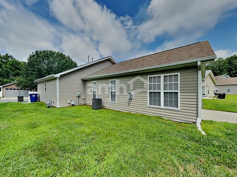 Building Photo - 5825 Regent Village Dr