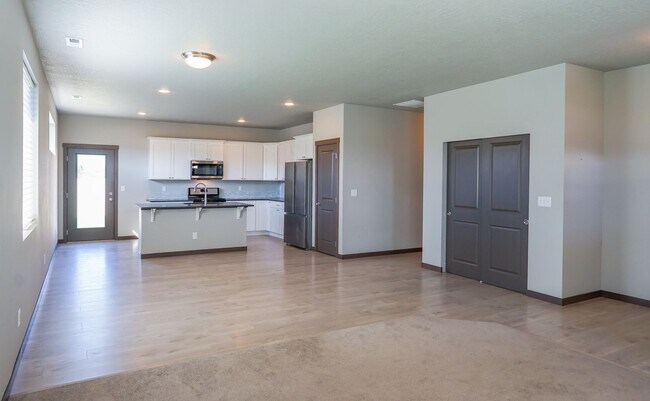 Building Photo - New to the market 3 bedroom 2 bath home.