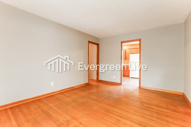 Building Photo - 805 W 58th St