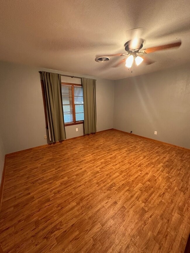 Building Photo - 2218 Rosewood Dr