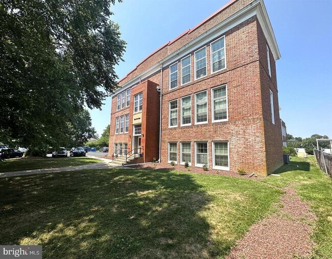 Building Photo - 107 N School St