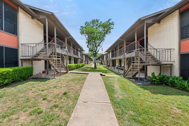 Building Photo - 2001 I-35