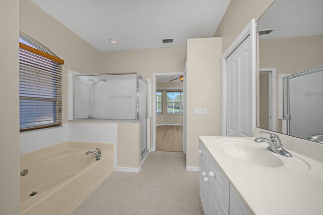 Building Photo - 2056 Crestview Way